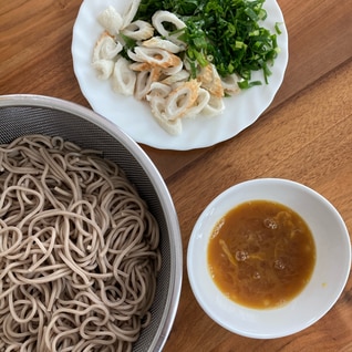 生卵のつけ汁で食べる冷たいそば